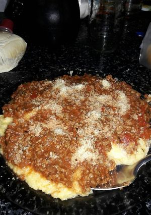 Una foto de Polenta con salsa Bologñesa