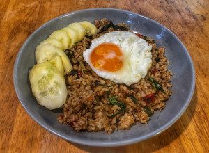 รูปของ ข้าวคลุกผัดกะเพราหมูสับไข่ดาวเมนูง่ายๆ ที่อร่อยด้วย