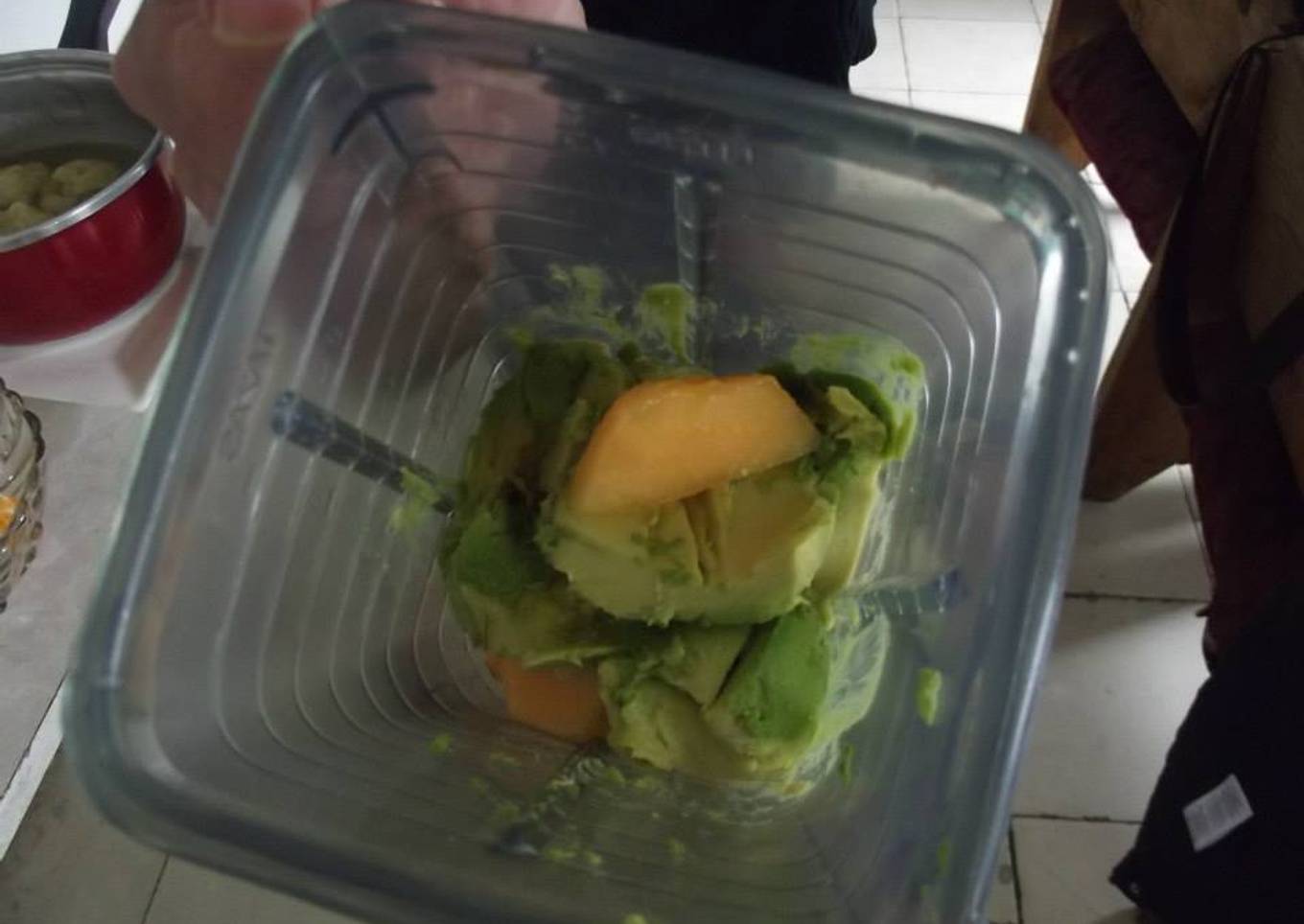 Chupitos de melón y aguacate con jalapeños y tequila