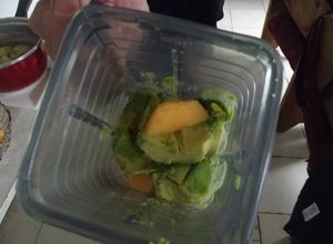 Una foto de Chupitos de melón y aguacate con jalapeños y tequila