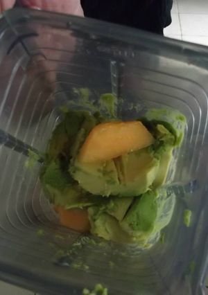 Una foto de Chupitos de melón y aguacate con jalapeños y tequila
