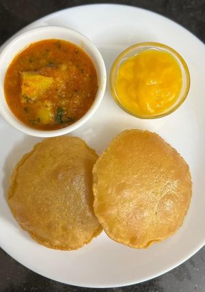 A picture of Khaati Meethi Aam Ki Poori.