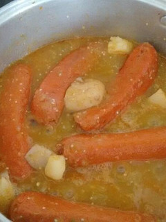 Una foto de Chorizos con salsa verde y patatas. ॐ