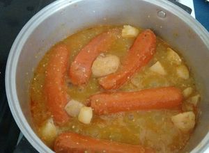 Una foto de Chorizos con salsa verde y patatas. ॐ