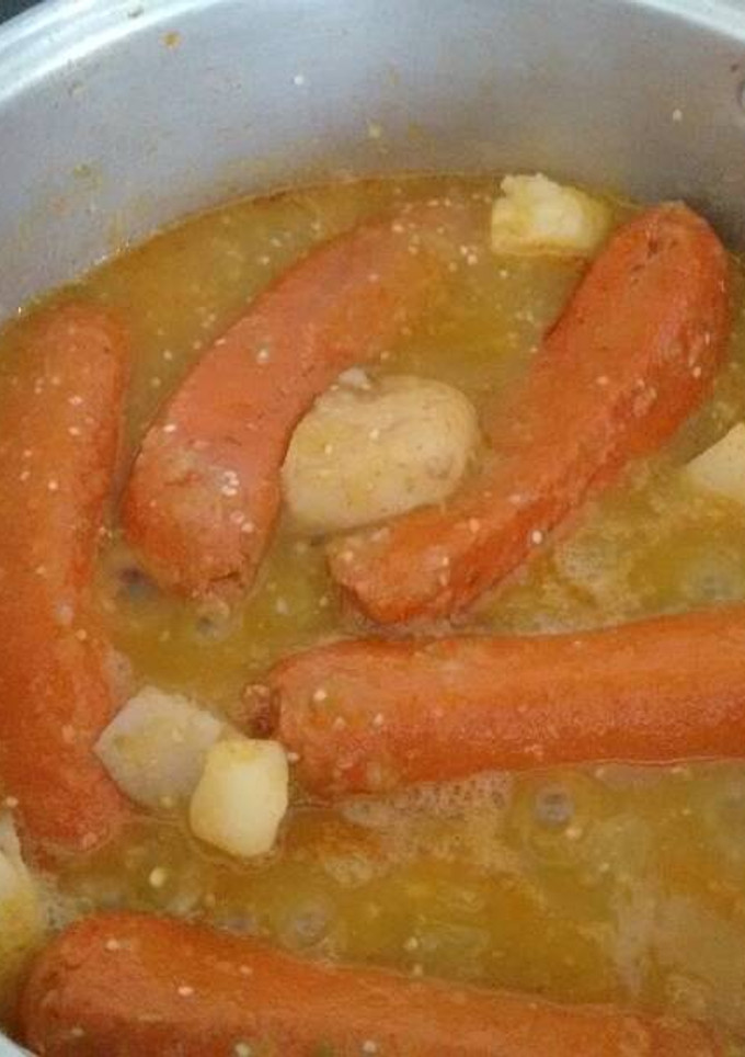Una foto de Chorizos con salsa verde y patatas. ॐ