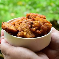 A picture of Matar Daler Bora/Lentil Fritters.