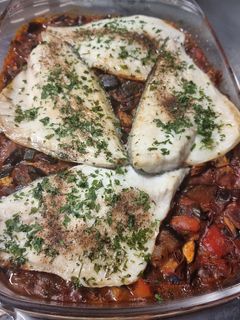 Una foto de Dorada con verduras y almendras