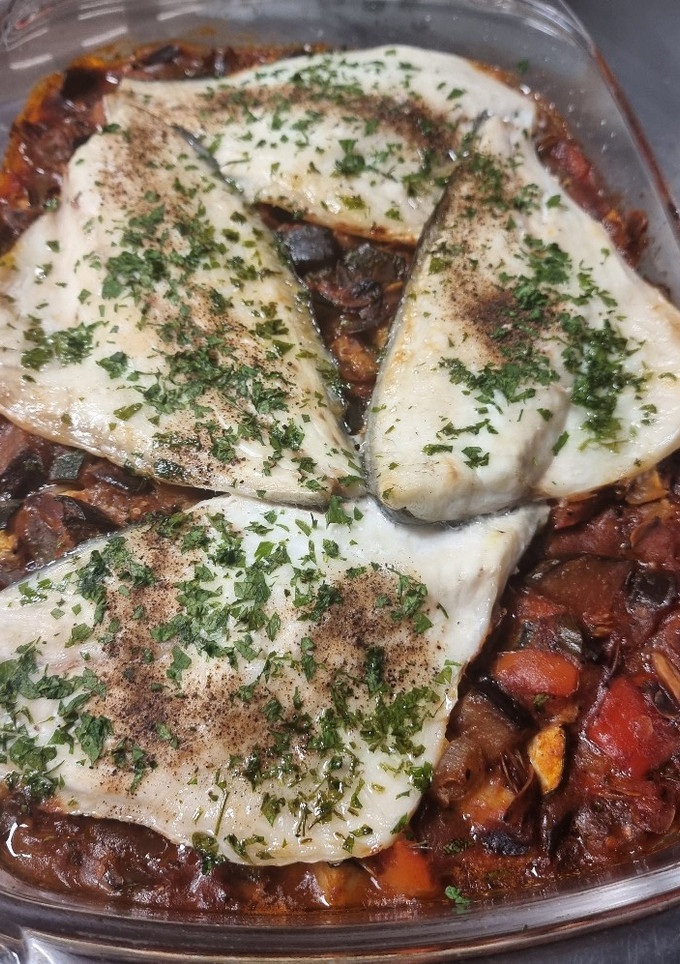 Una foto de Dorada con verduras y almendras