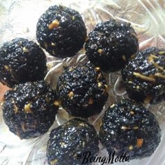 A picture of Black Sesame-Almond Balls.