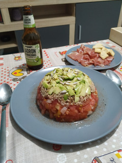 Una foto de Timbal de tomate, atún y aguacate 🍅🐟🥑