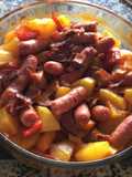 Salchichas guisadas con papas (patatas)