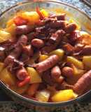 Salchichas guisadas con papas (patatas)