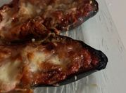 Une photo de aubergine au four mozzarella