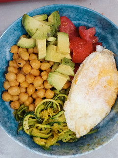 Una foto de Bowl templado de huevo a la plancha con espaguetis de calabacín