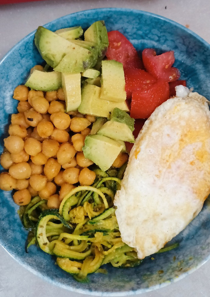 Una foto de Bowl templado de huevo a la plancha con espaguetis de calabacín