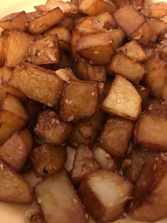Una foto de Patatas con ajo y sésamo