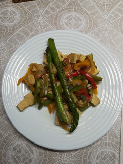 Una foto de Salteado de verduras con tofu 🍲🍴