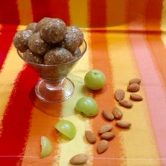 A picture of Amla Ladoos.
