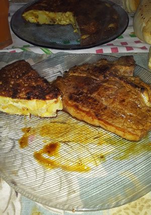 Una foto de *Tortilla de papa con bife 🍽