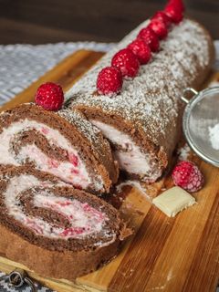 Fehércsokis-málnás piskótatekercs recept fotója