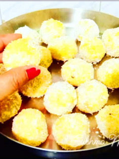 पिकनिक स्पेशल फ्रेश नारियल मिल्क लड्डू(Picnic special fresh nariyal milk laddu recipe in hindi) रेसिपी मुख्य फोटो