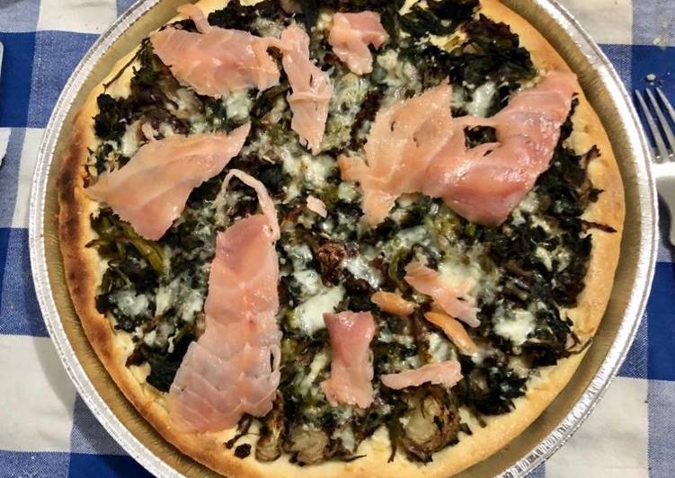 Pizza con verdure spadellate e salmone