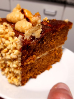 Una foto de Tarta de zanahoria y café con nueces caramelizadas