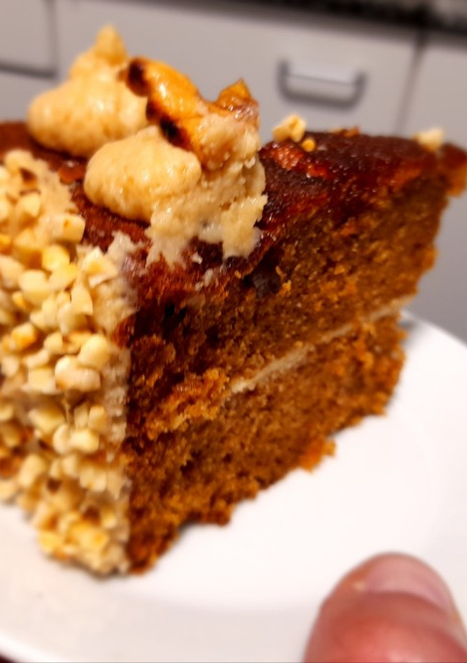 Una foto de Tarta de zanahoria y café con nueces caramelizadas