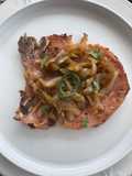 Chuletas ahumadas encebolladas