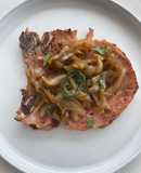 Chuletas ahumadas encebolladas