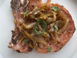 Chuletas ahumadas encebolladas