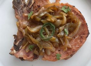 Una foto de Chuletas ahumadas encebolladas