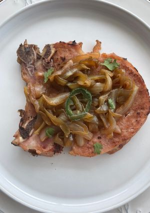Una foto de Chuletas ahumadas encebolladas