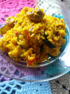 Una foto de Arroz con pollo y calabacín