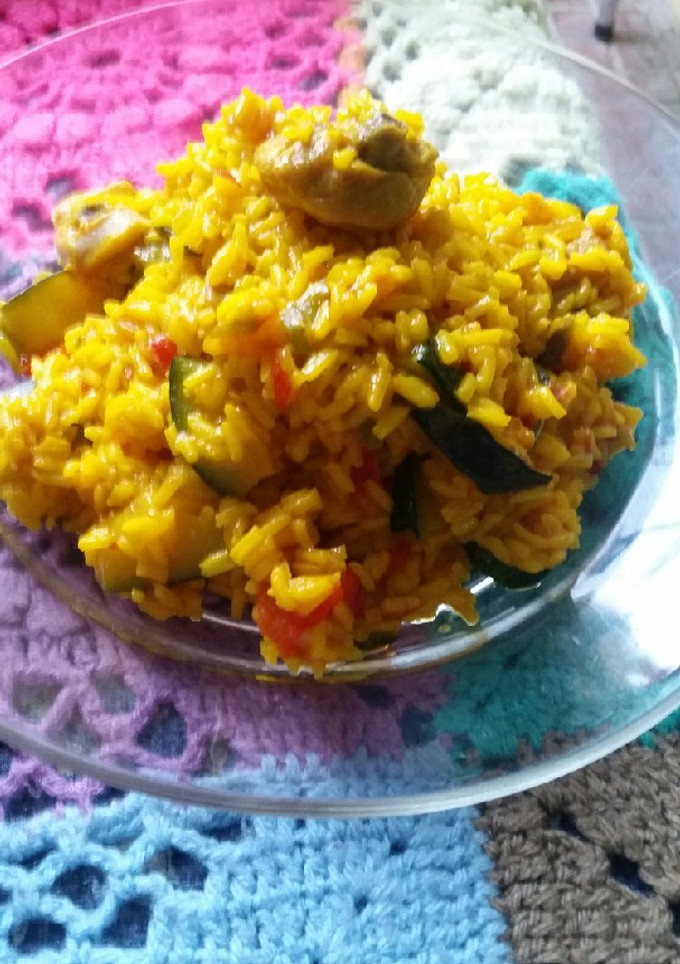 Una foto de Arroz con pollo y calabacín
