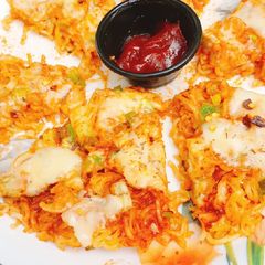 A picture of Instant Noodles pizza.