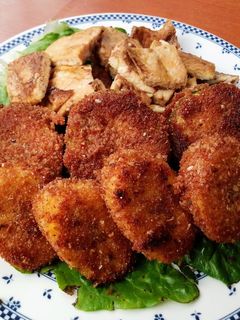 Una foto de Kushiage (de plátano y calabacín) con pollo asado