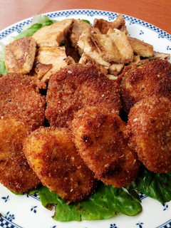Una foto de Kushiage (de plátano y calabacín) con pollo asado