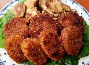 Una foto de Kushiage (de plátano y calabacín) con pollo asado
