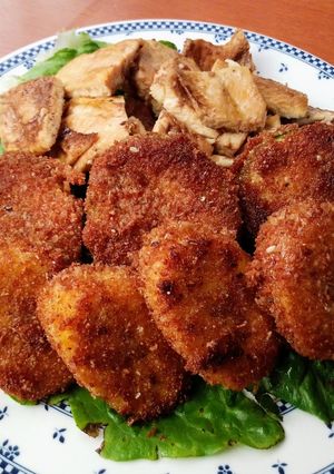 Una foto de Kushiage (de plátano y calabacín) con pollo asado