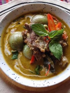 A picture of 🧑🏽🍳🧑🏼🍳Thai Green Curry Recipe (Beef)• How To Make Homemade Green Curry Paste.