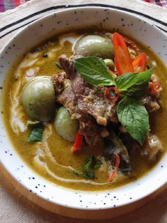 A picture of 🧑🏽🍳🧑🏼🍳Thai Green Curry Recipe (Beef)• How To Make Homemade Green Curry Paste.