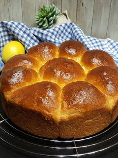 Une photo de Brioche au lait concentré et au citron