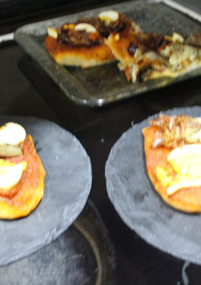 Una foto de Coca de tomate con huevos y alcachofas