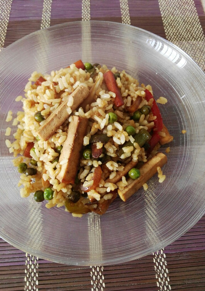 Una foto de Arroz vegetariano frito al estilo cantonés