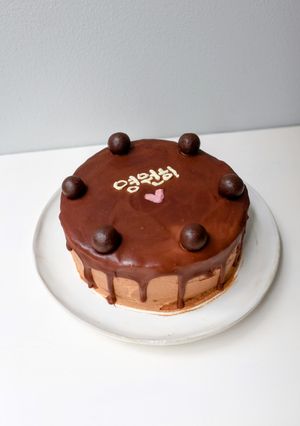 รูปของ Dark Chocolate Drip Cake สไตล์เกาหลี ไส้ช็อกโกแลตกานาช