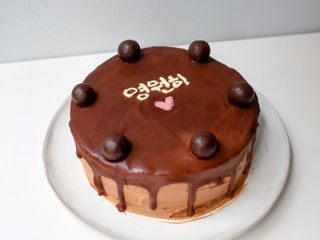 Dark Chocolate Drip Cake สไตล์เกาหลี ไส้ช็อกโกแลตกานาช