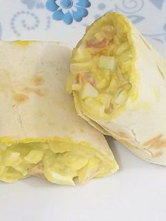 Una foto de Wrap de huevos cocidos con aguacate