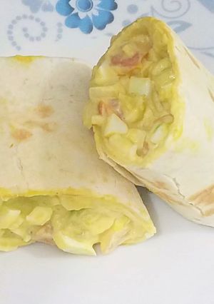 Una foto de Wrap de huevos cocidos con aguacate
