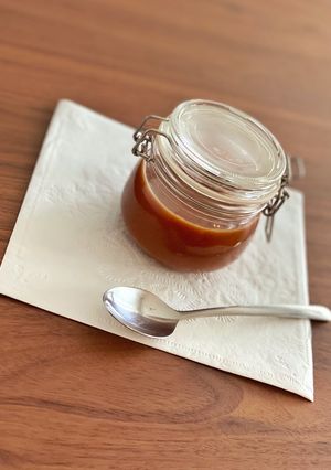 Sűrű sós karamellszósz recept fotója